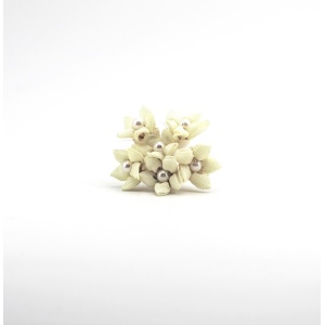 Applicazione fiore beige chiaro con perla centrale Pz. 72